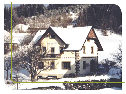 Ferienhaus im tief verschneiten Winter